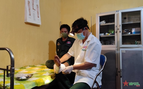Bộ đội Biên phòng Đắk Lắk: Kịp thời hỗ trợ và chữa trị một sĩ quan Campuchia bị thương